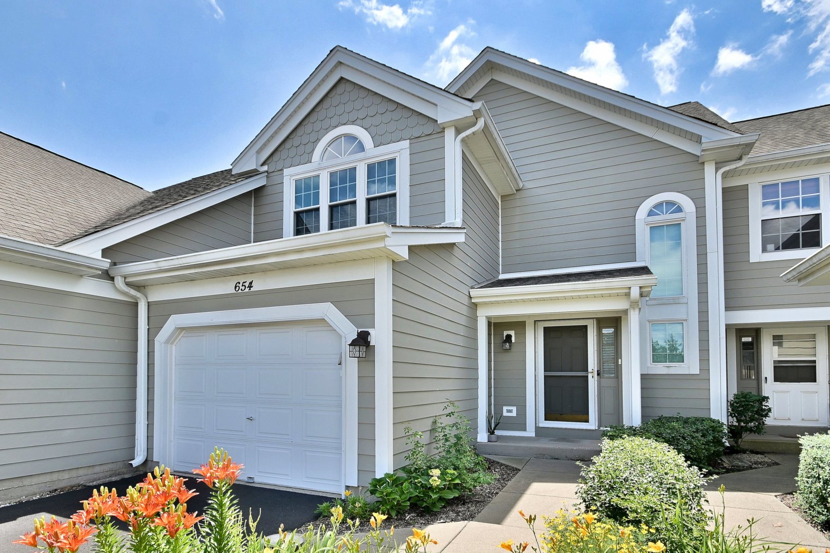 654 Kingsbridge Drive, Carol Stream, IL 60188