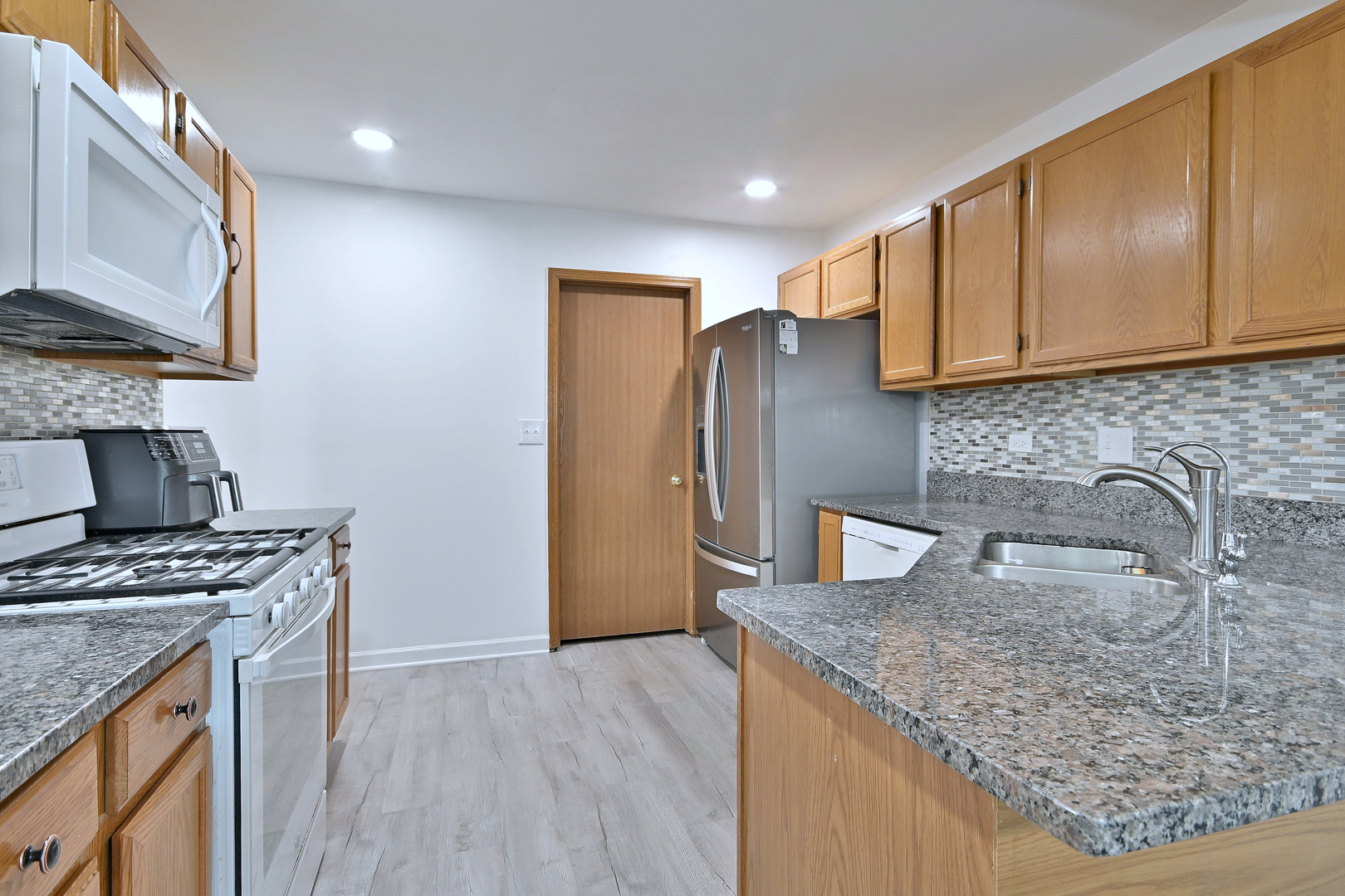 654 Kingsbridge Drive, Carol Stream, IL 60188