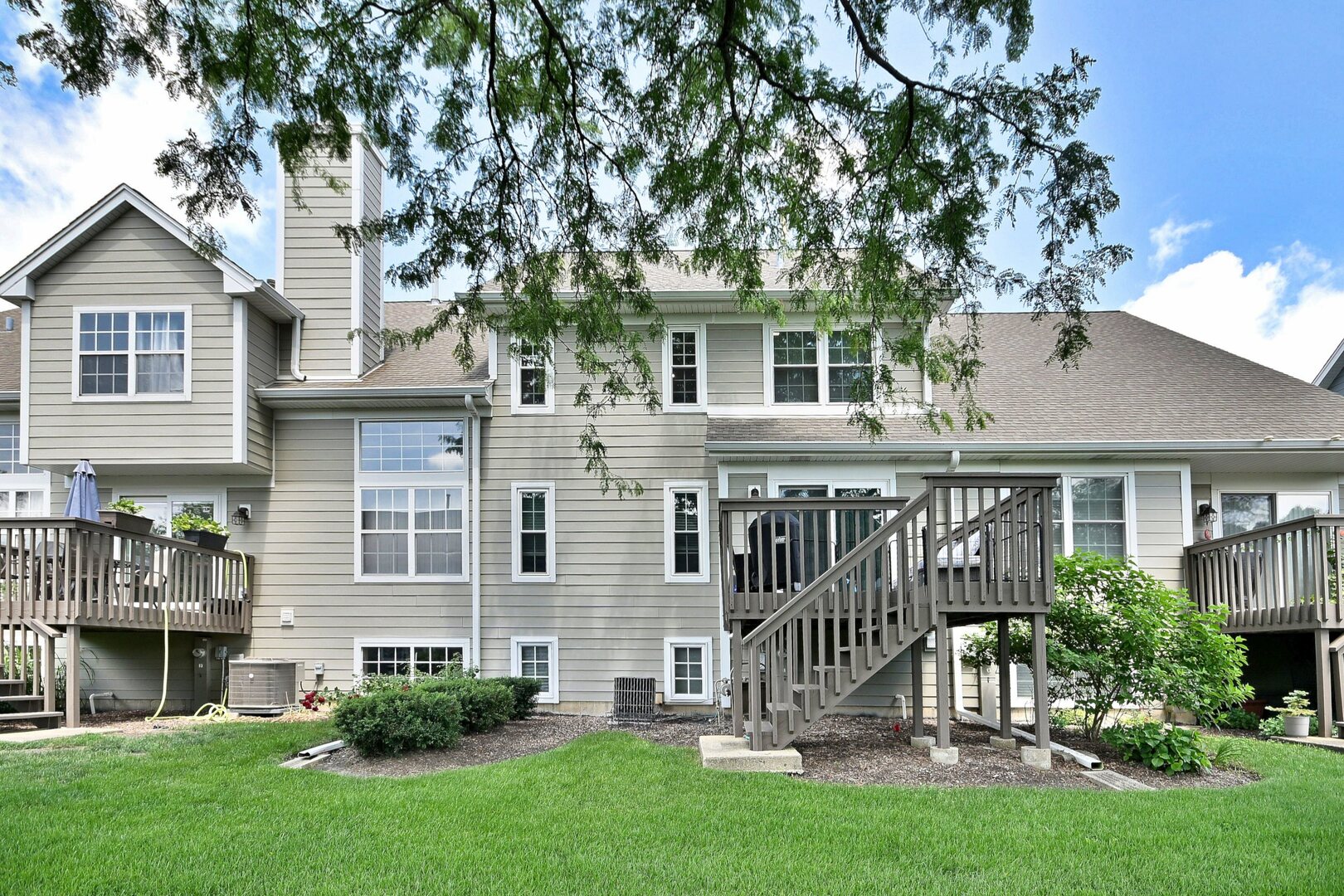 654 Kingsbridge Drive, Carol Stream, IL 60188