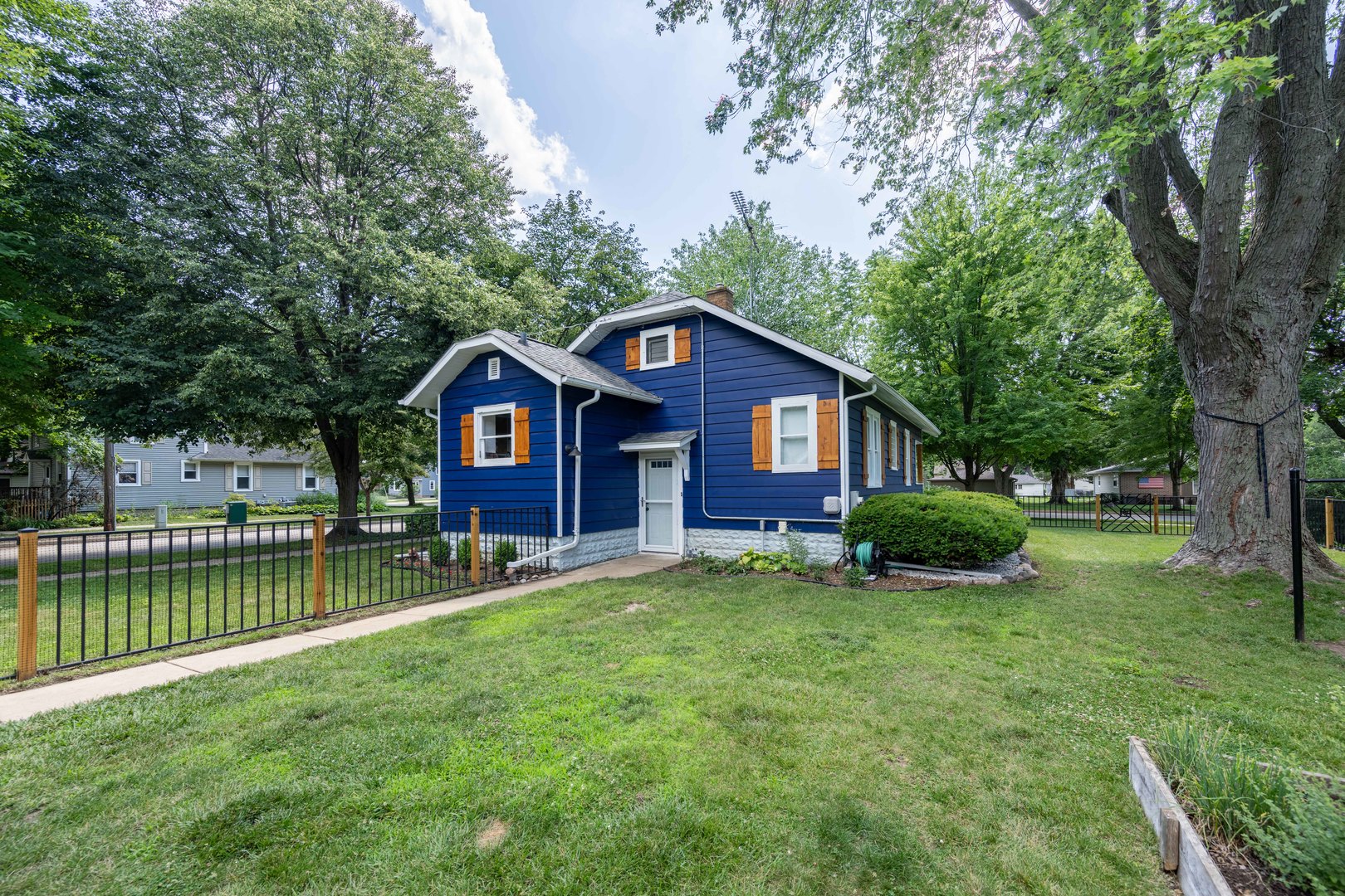 96 E Jackson Street, Oswego, IL 60543