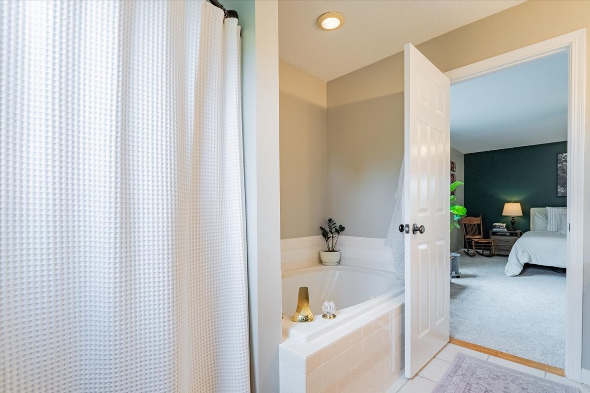 13561 Buck Road, Bloomington, IL 61705