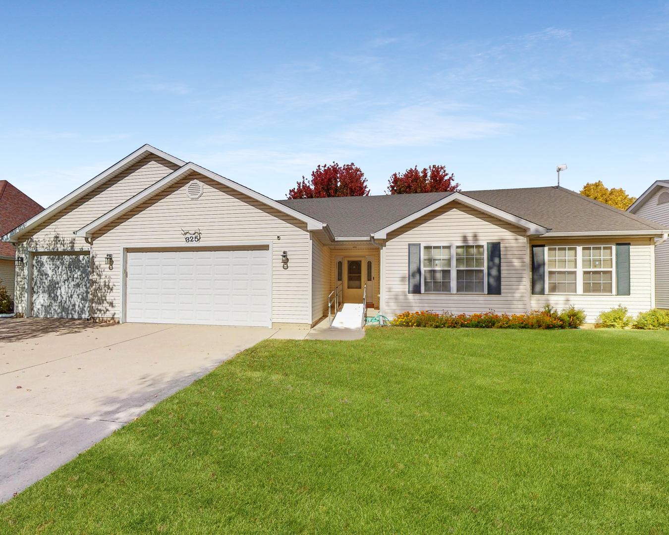 325 W Burlington Drive, Maple Park, IL 60151