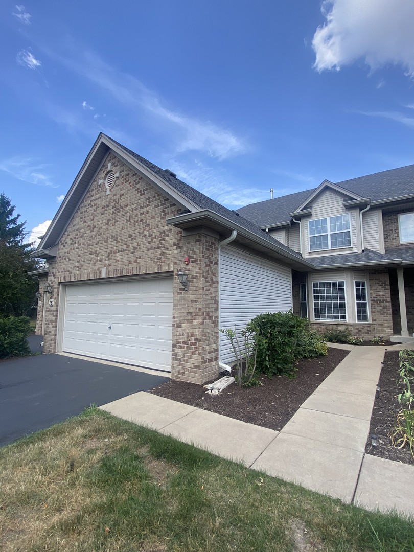 15 Oak Creek Court #15, North Aurora, IL 60542