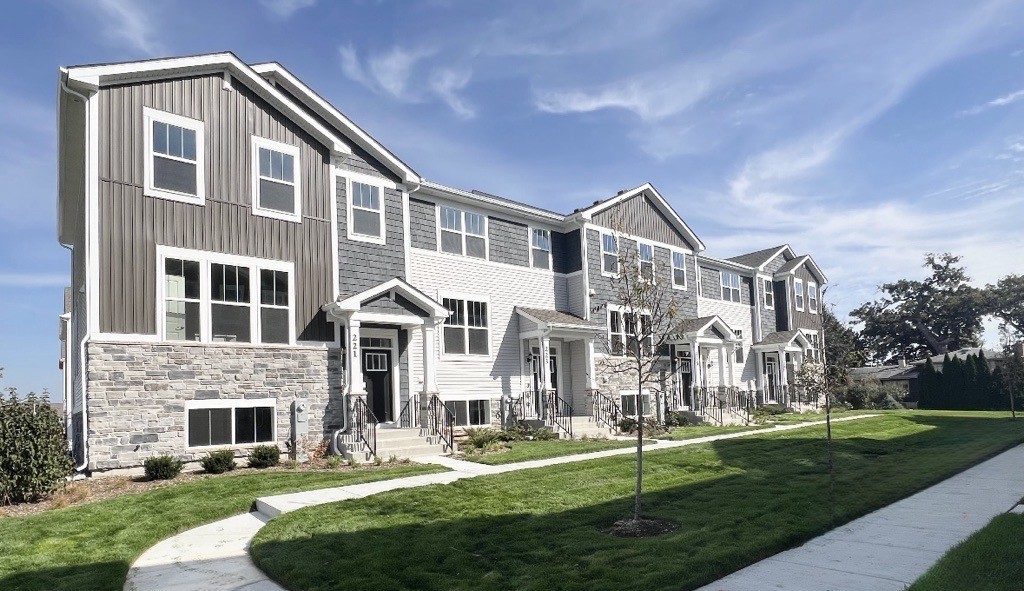 221 Settlers Place, West Dundee, IL 60118