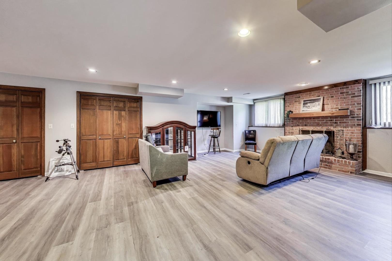 33 N Liberty Drive, South Barrington, IL 60010
