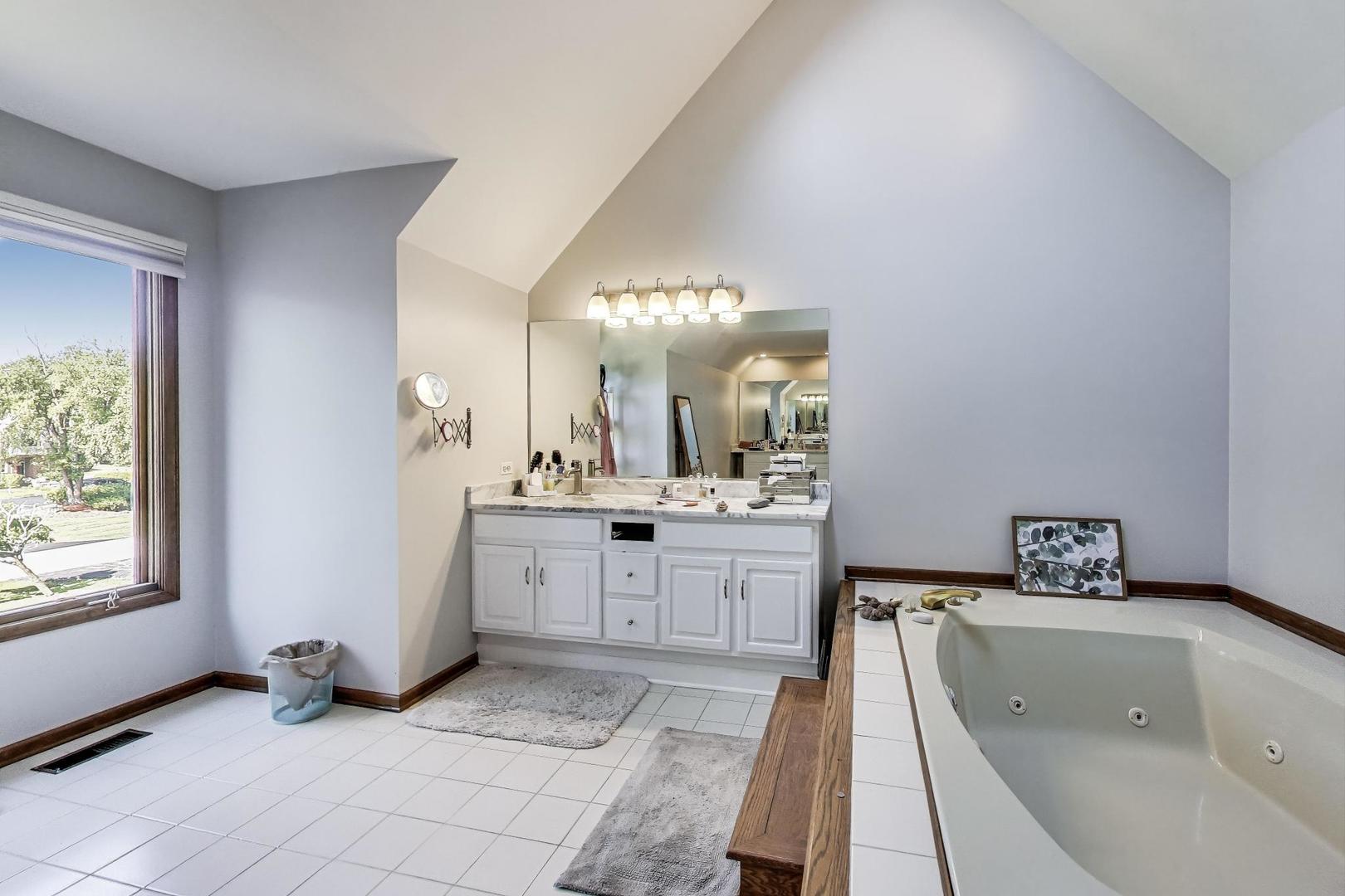 33 N Liberty Drive, South Barrington, IL 60010