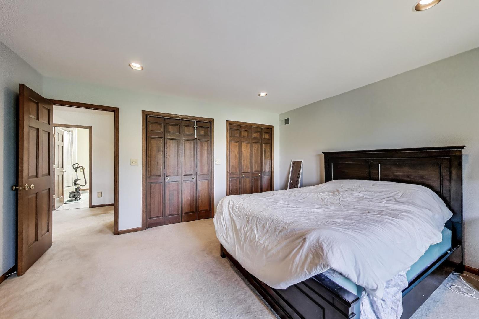 33 N Liberty Drive, South Barrington, IL 60010