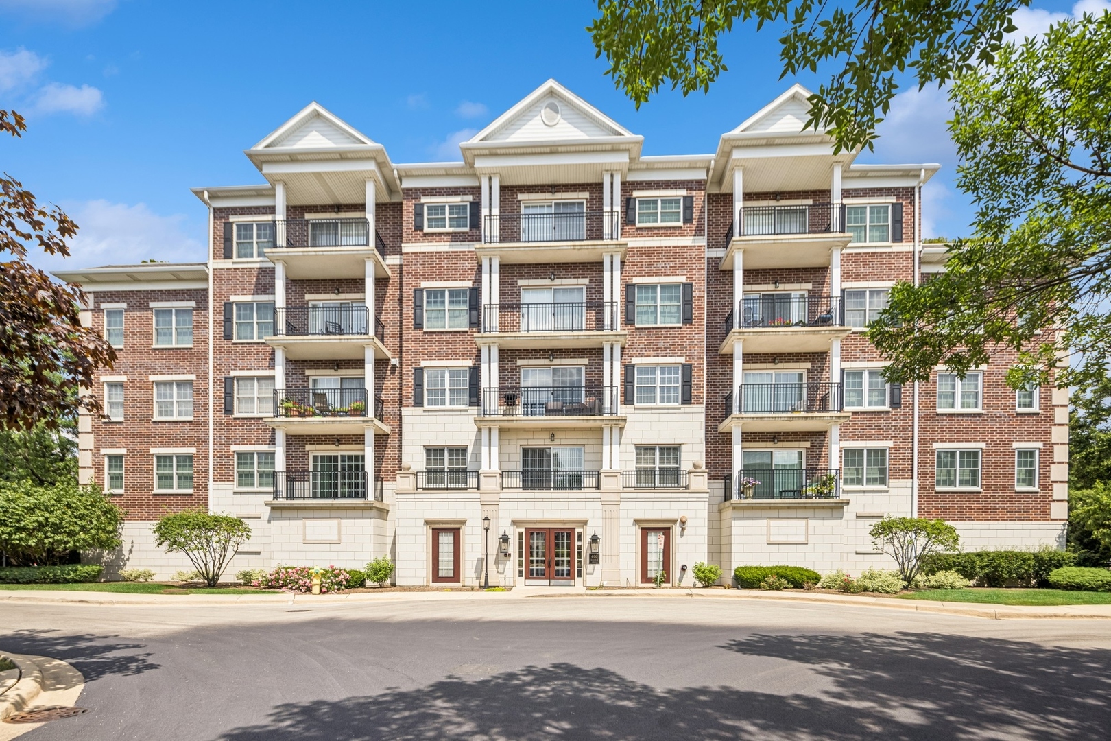400 Mcdaniels Circle #303, Clarendon Hills, IL 60514