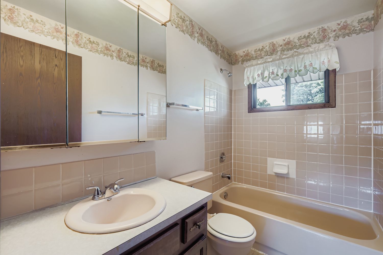 214 Cambridge Lane, Bloomingdale, IL 60108