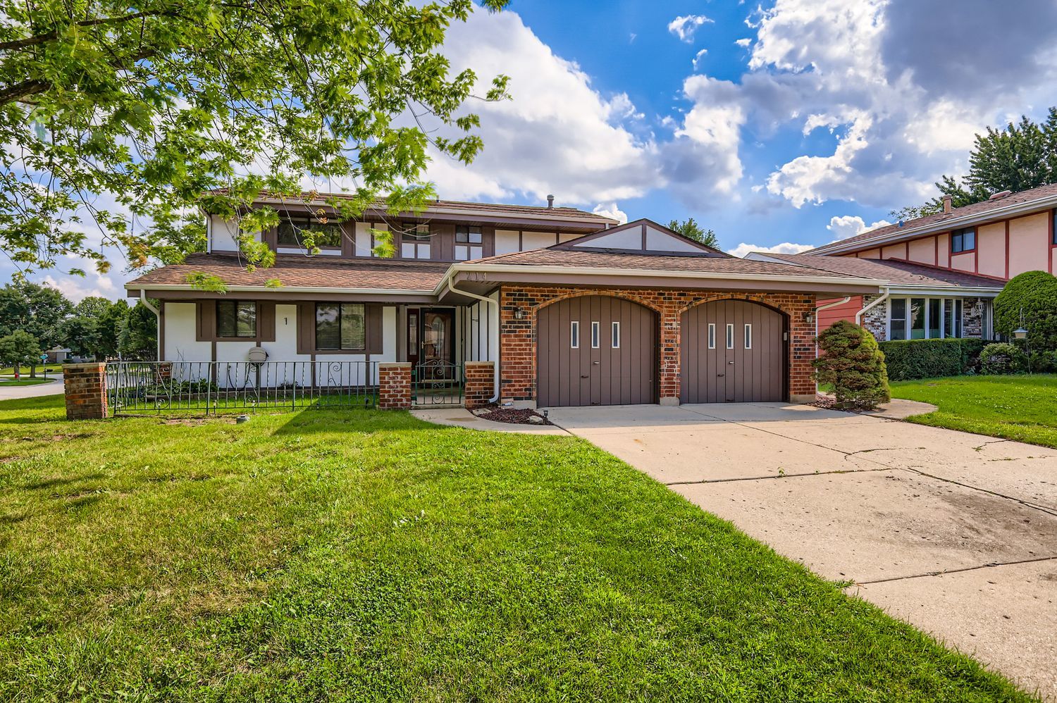 214 Cambridge Lane, Bloomingdale, IL 60108