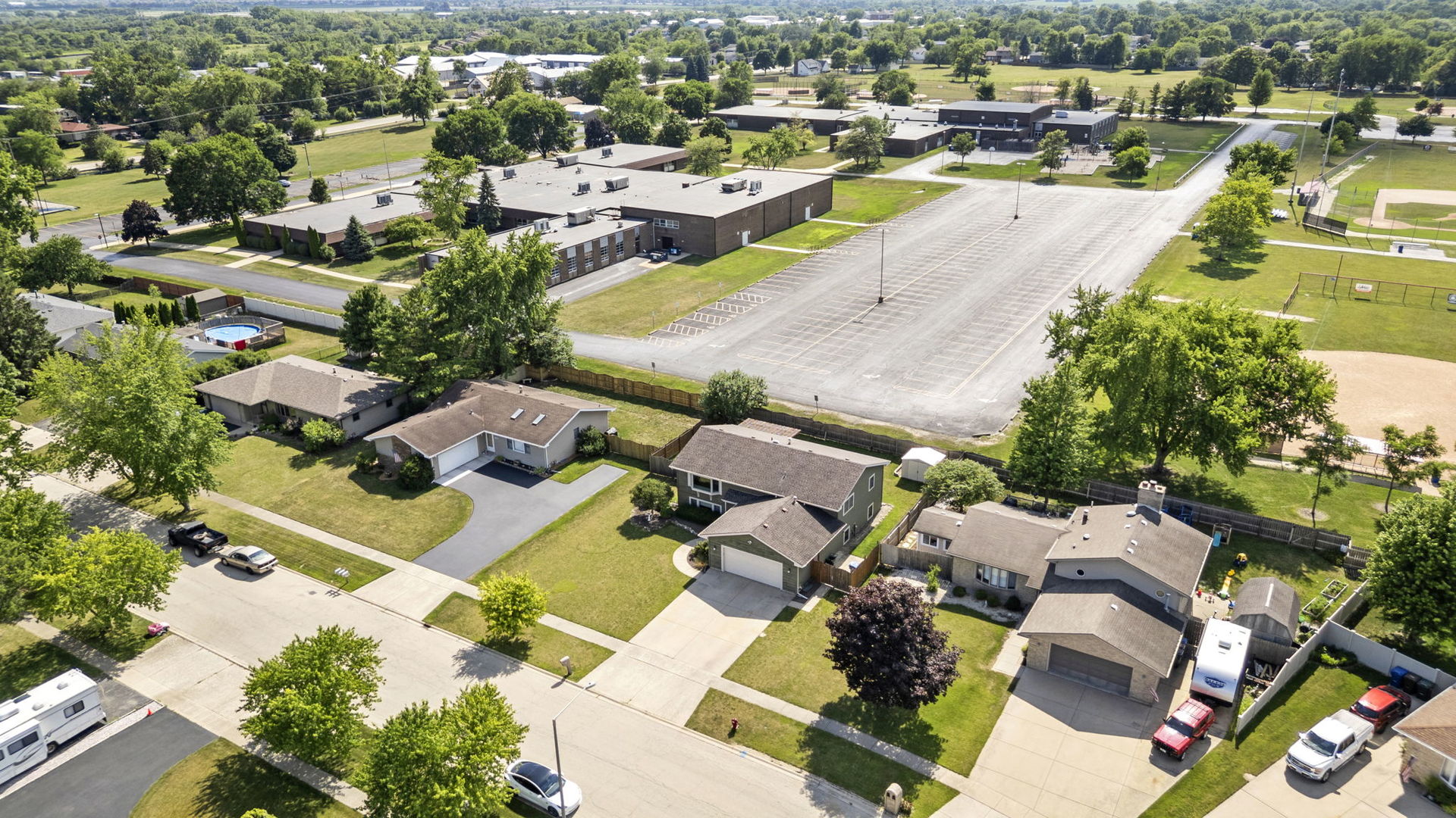 913 S Bentley Road, New Lenox, IL 60451