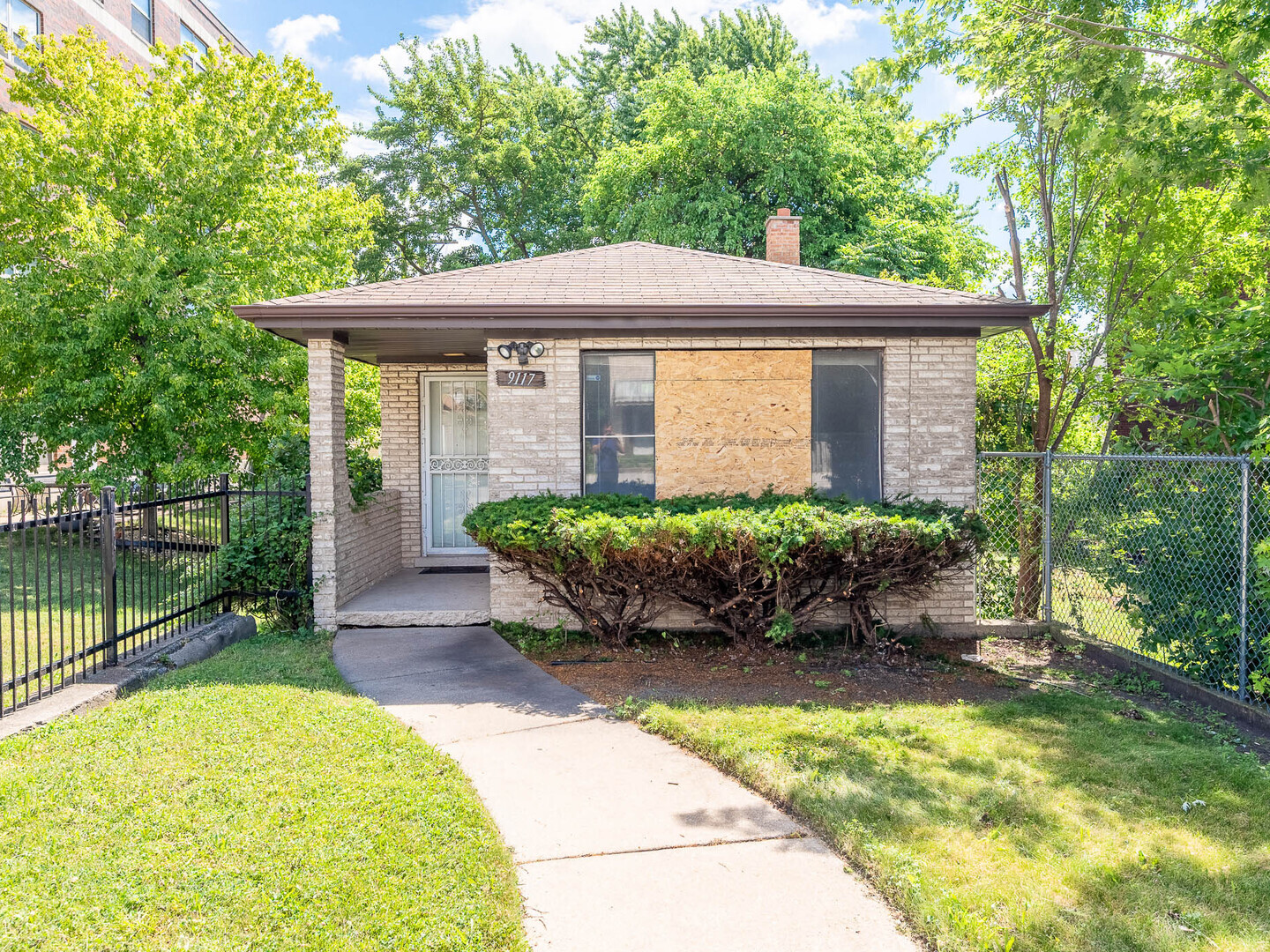 9117 S Brandon Avenue, Chicago, IL 60617