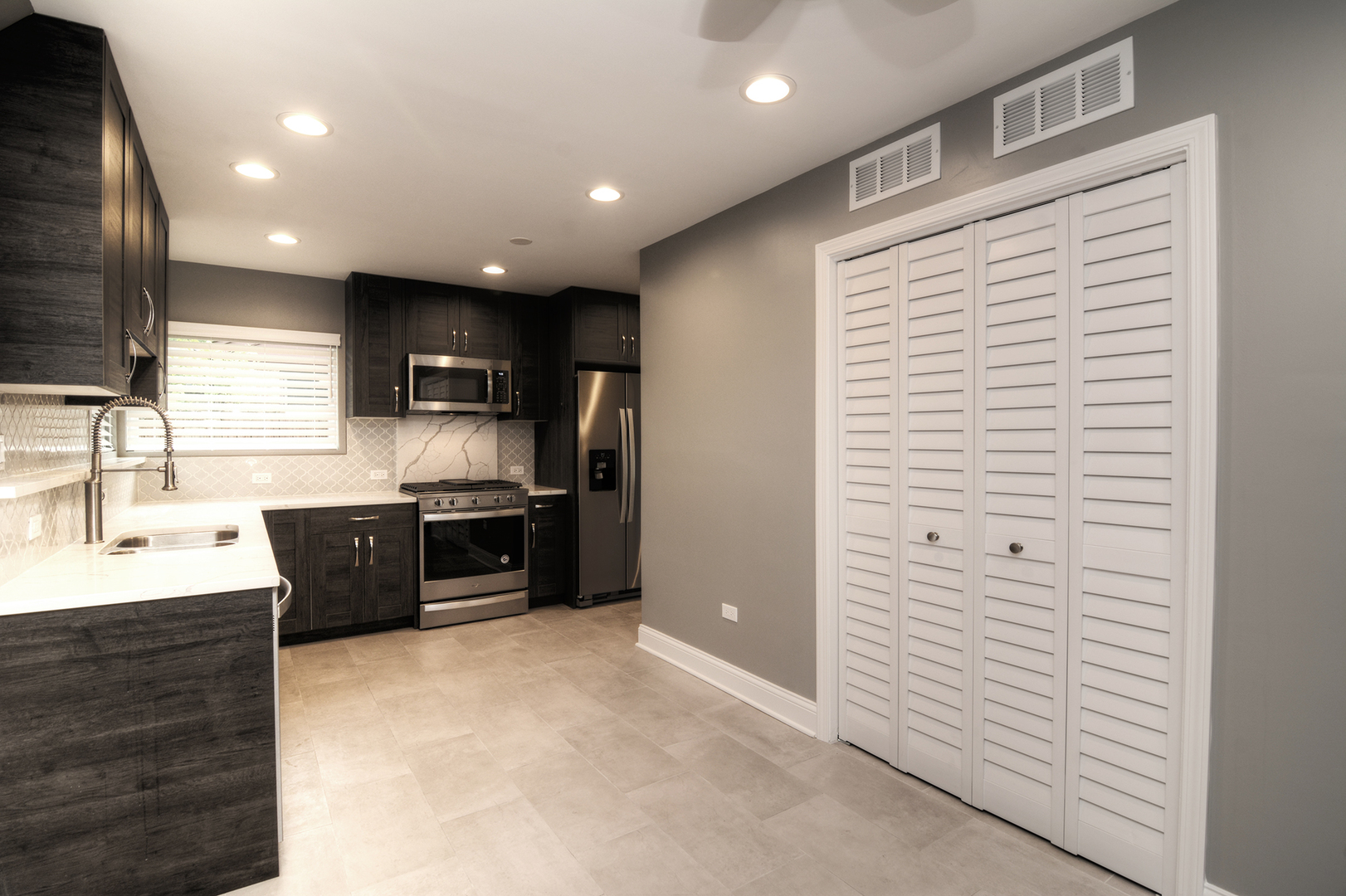 465 W Fremont Avenue, Elmhurst, IL 60126