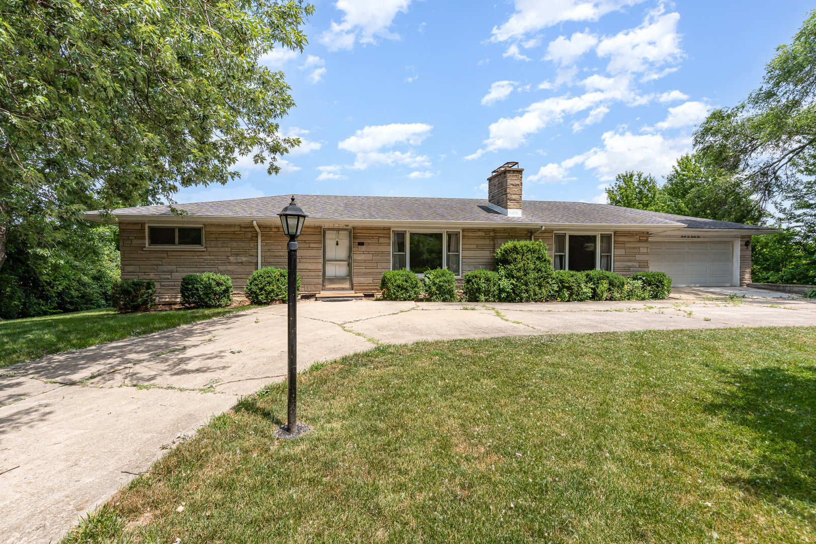 9225 S 84th Avenue, Hickory Hills, IL 60457