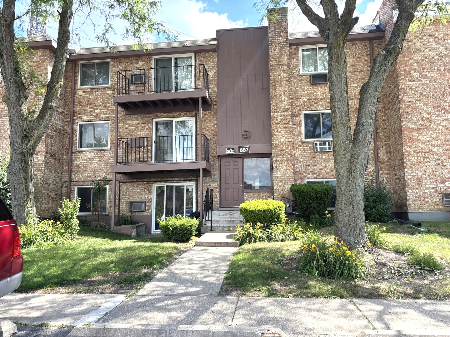 827 W College Boulevard #201, Addison, IL 60101