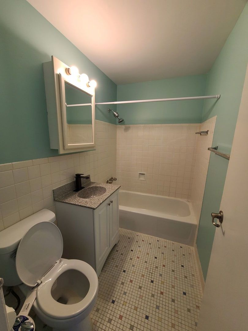 9950 S 84th Terrace #215, Palos Hills, IL 60465