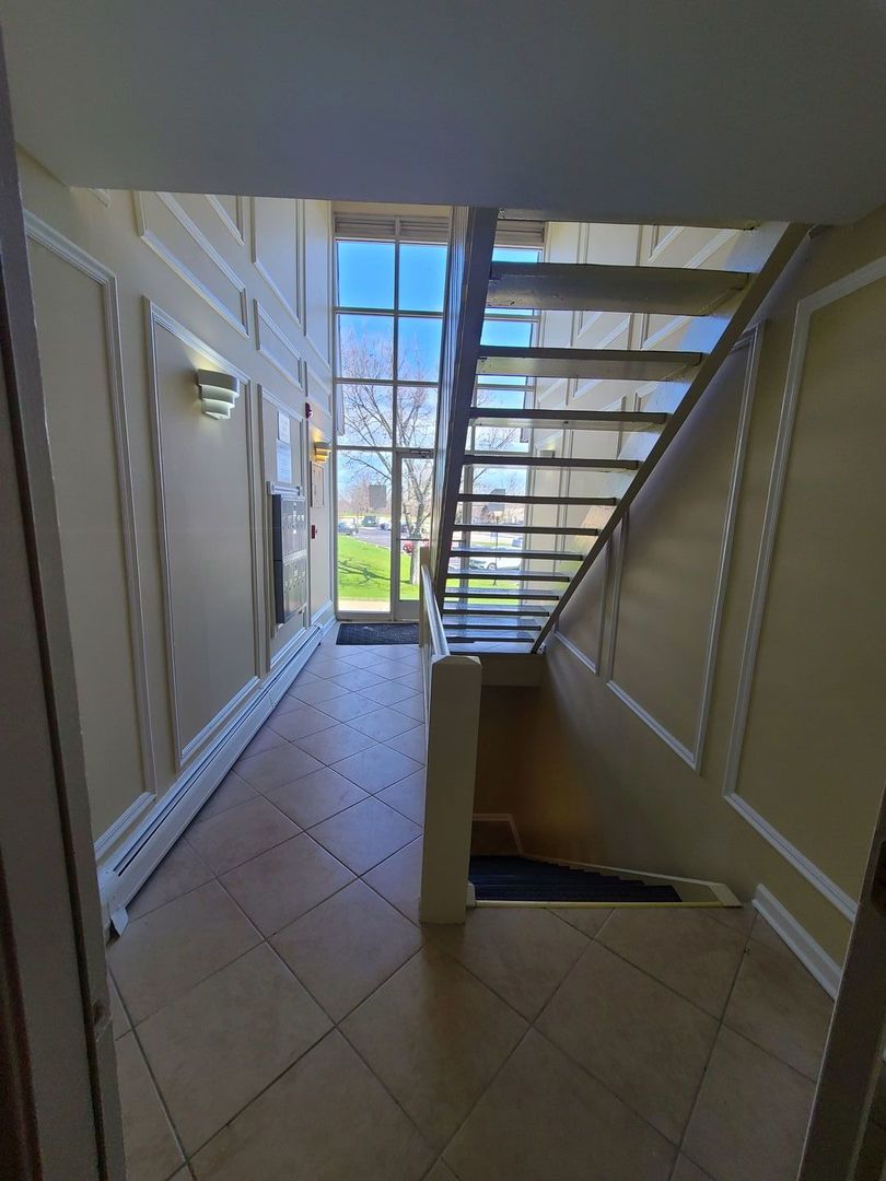 9950 S 84th Terrace #215, Palos Hills, IL 60465