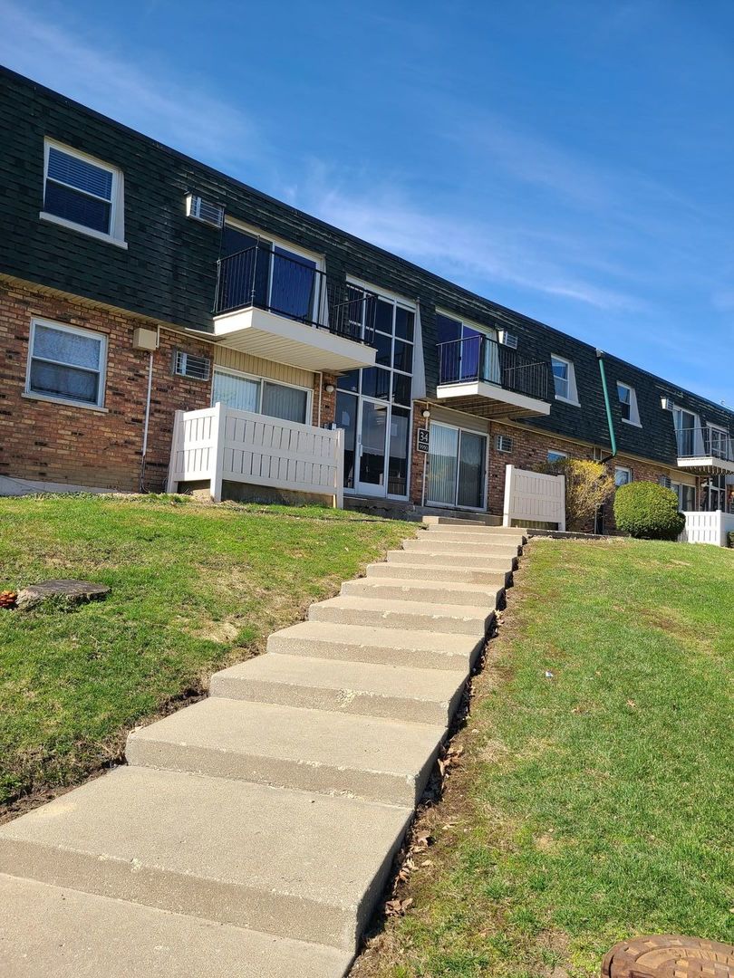 9950 S 84th Terrace #215, Palos Hills, IL 60465