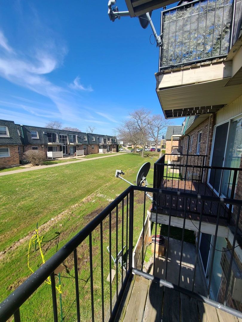 9950 S 84th Terrace #215, Palos Hills, IL 60465