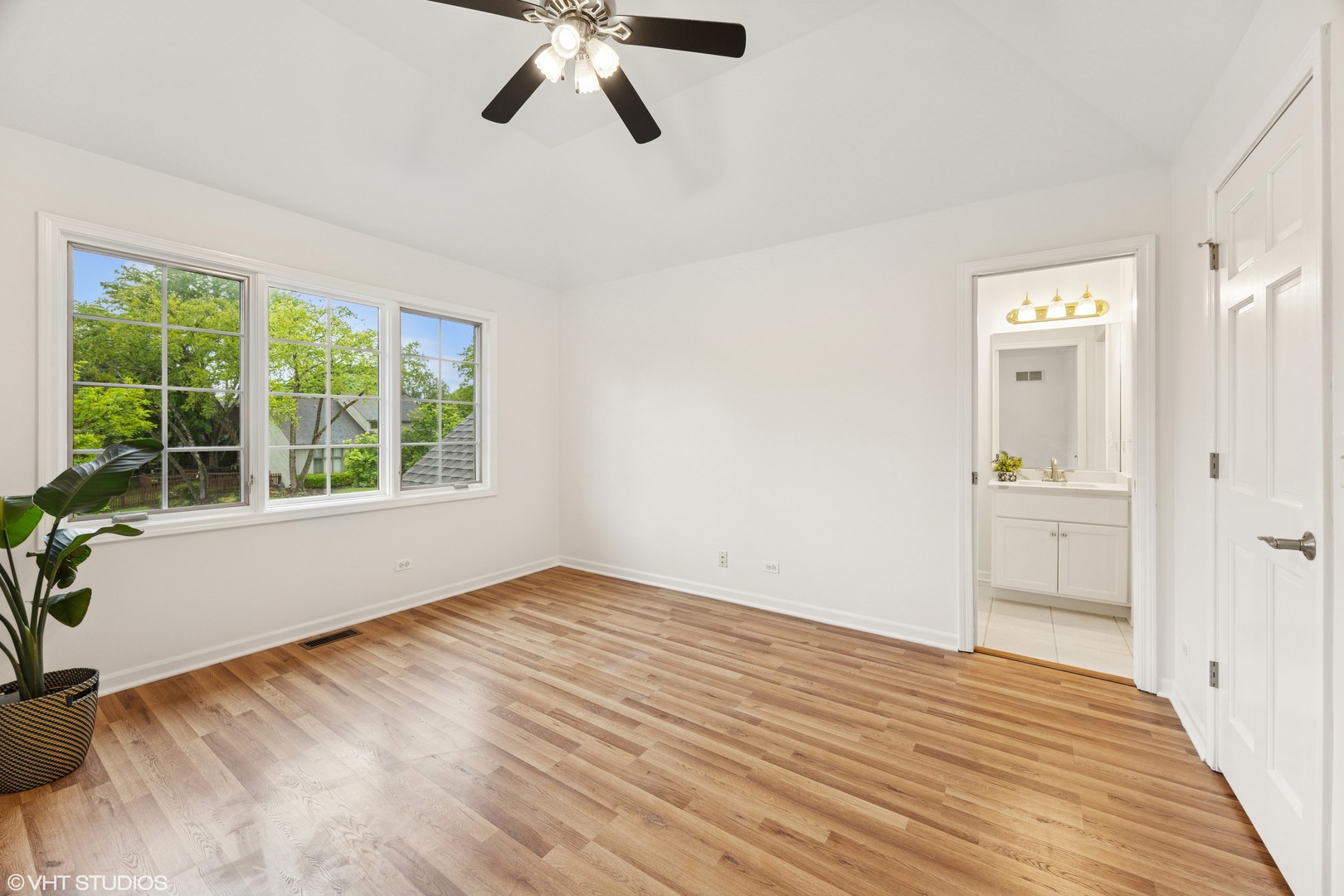 1040 E Buckingham Drive, Naperville, IL 60563
