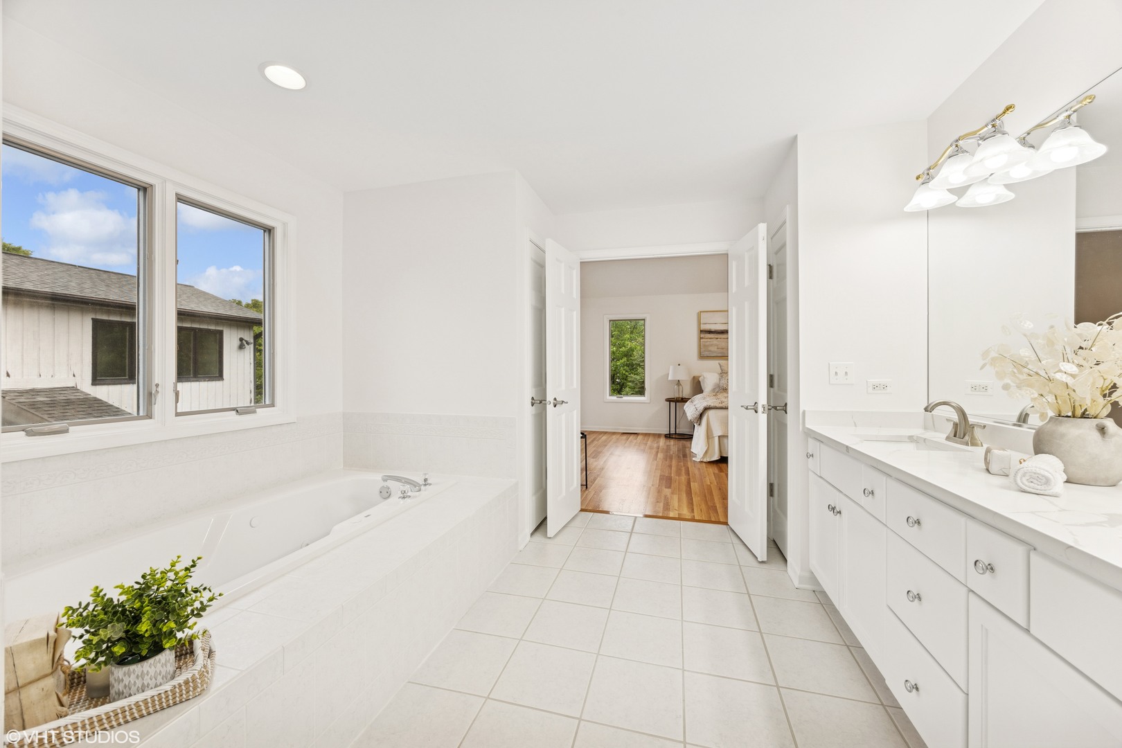 1040 E Buckingham Drive, Naperville, IL 60563