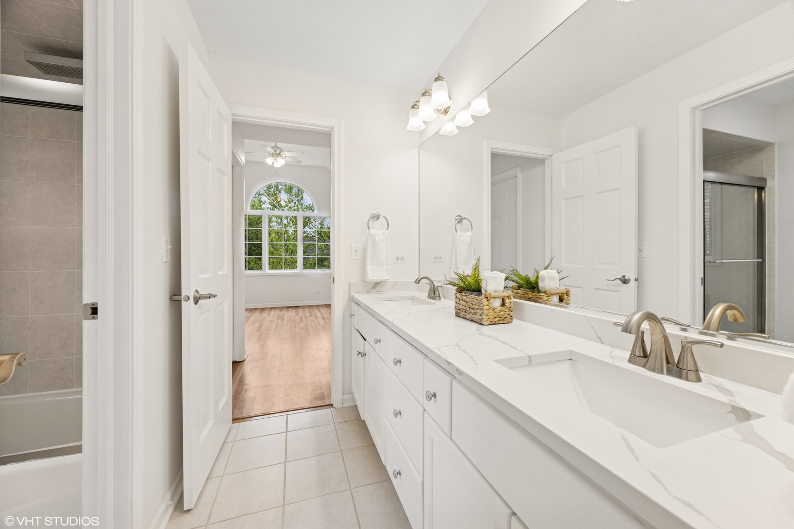 1040 E Buckingham Drive, Naperville, IL 60563