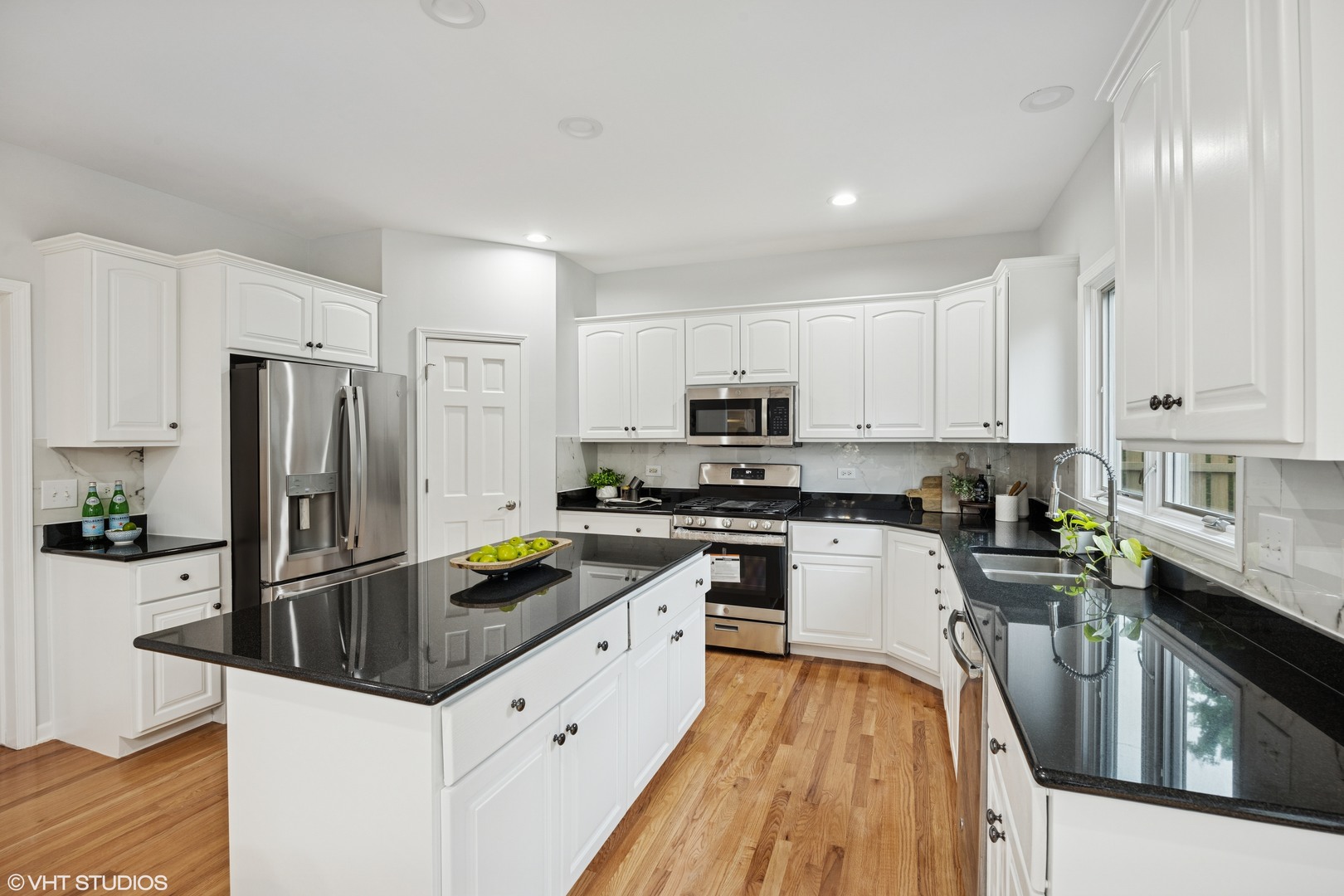 1040 E Buckingham Drive, Naperville, IL 60563