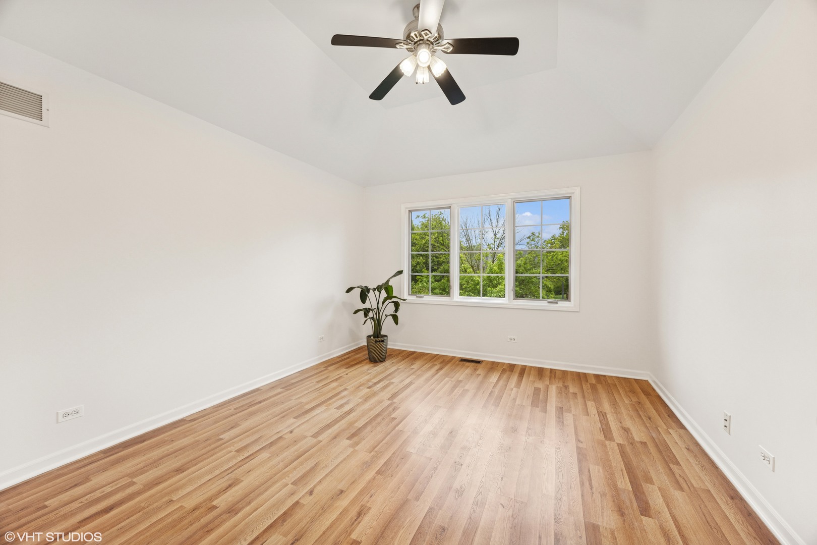 1040 E Buckingham Drive, Naperville, IL 60563