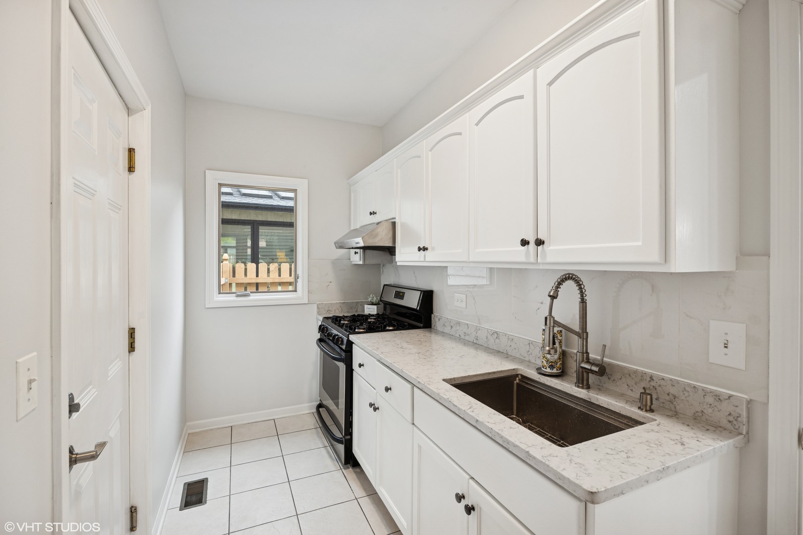1040 E Buckingham Drive, Naperville, IL 60563