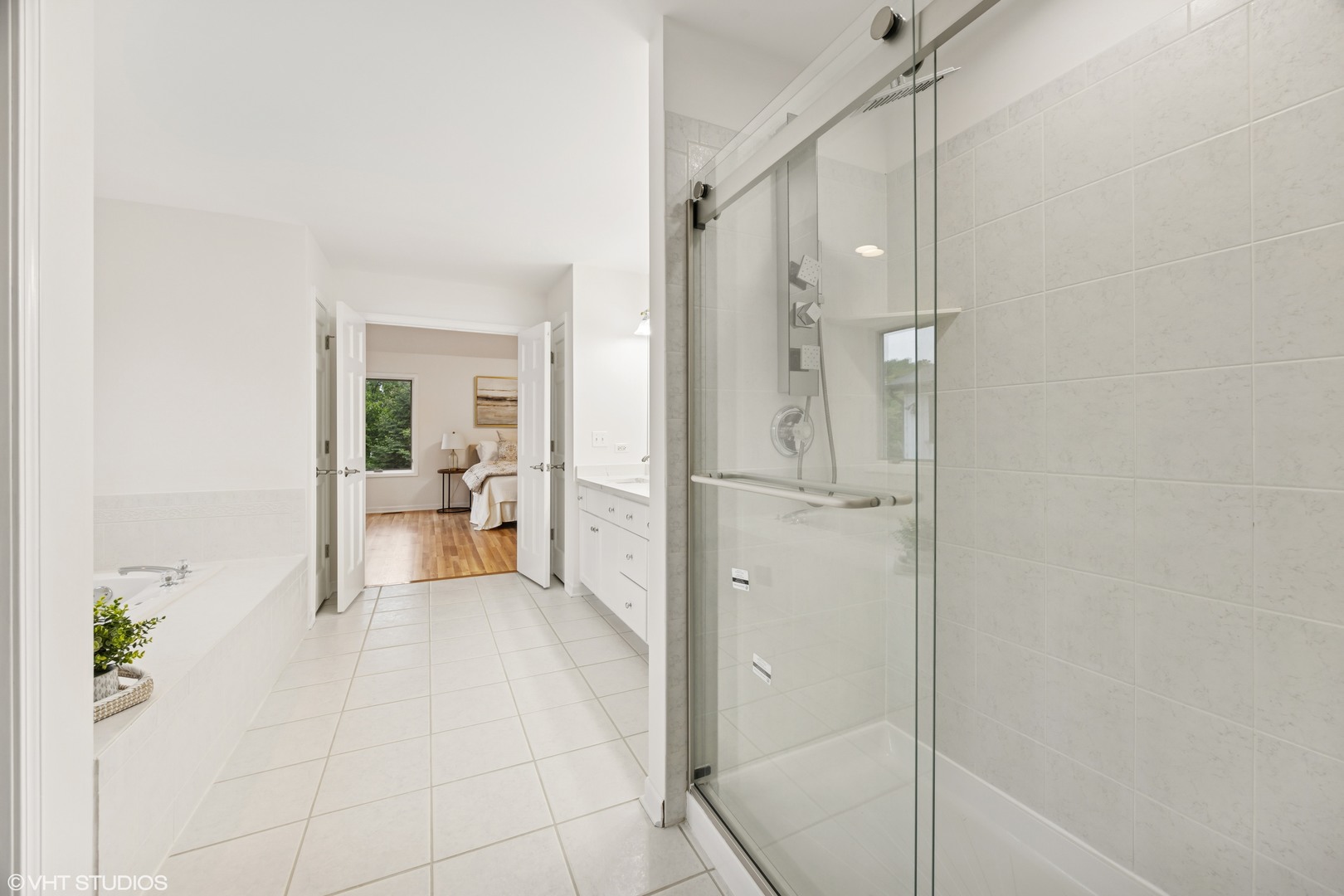 1040 E Buckingham Drive, Naperville, IL 60563