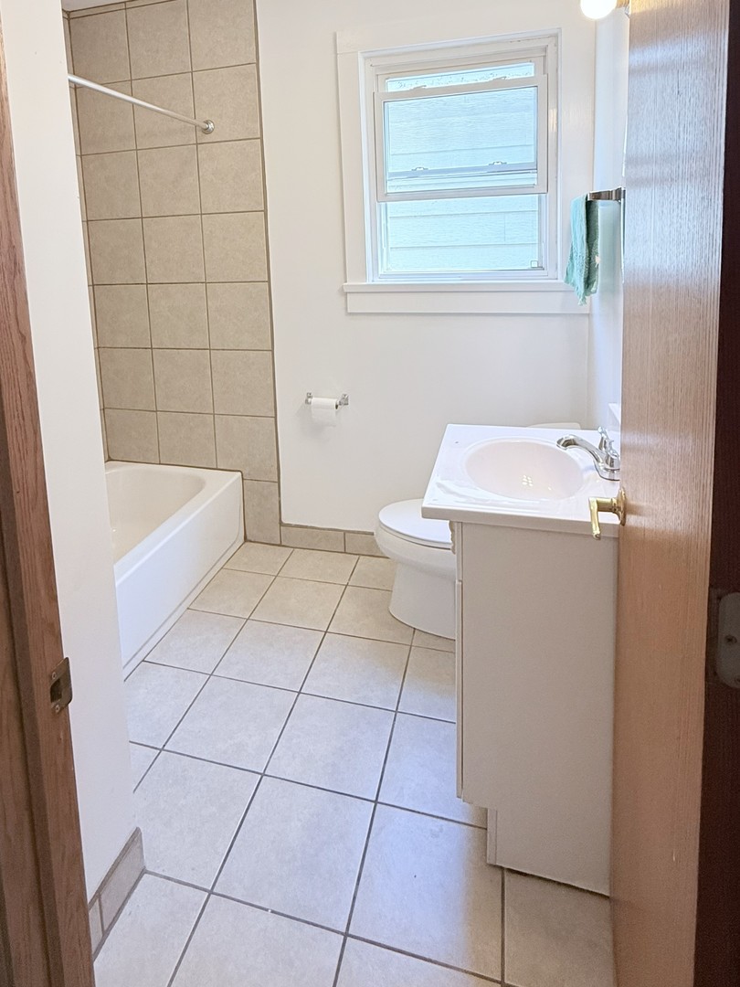 8237 S Commercial Avenue #2, Chicago, IL 60617