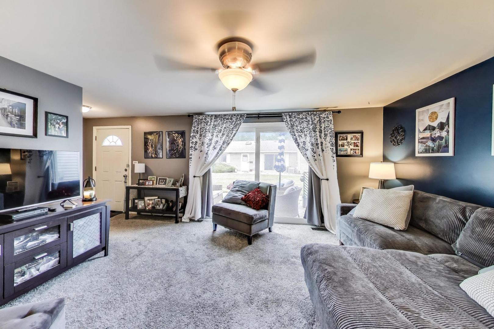 1042 Quanset Court, Schaumburg, IL 60194