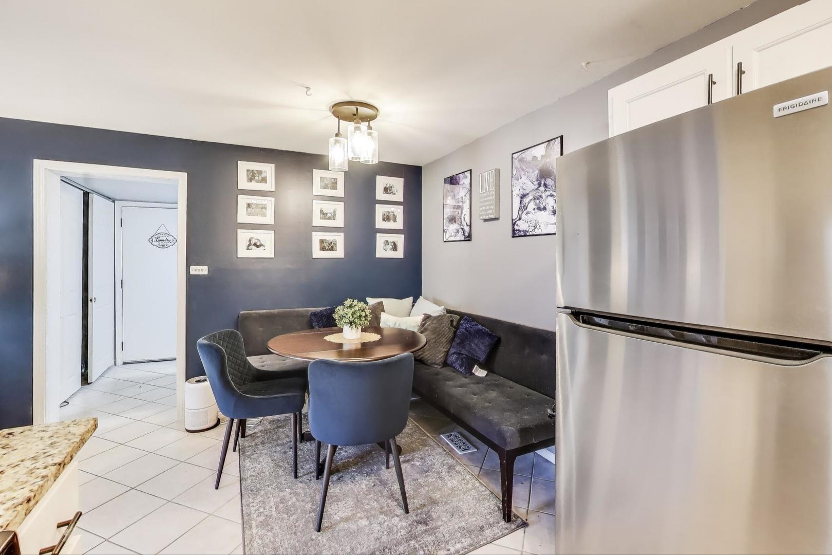 1042 Quanset Court, Schaumburg, IL 60194
