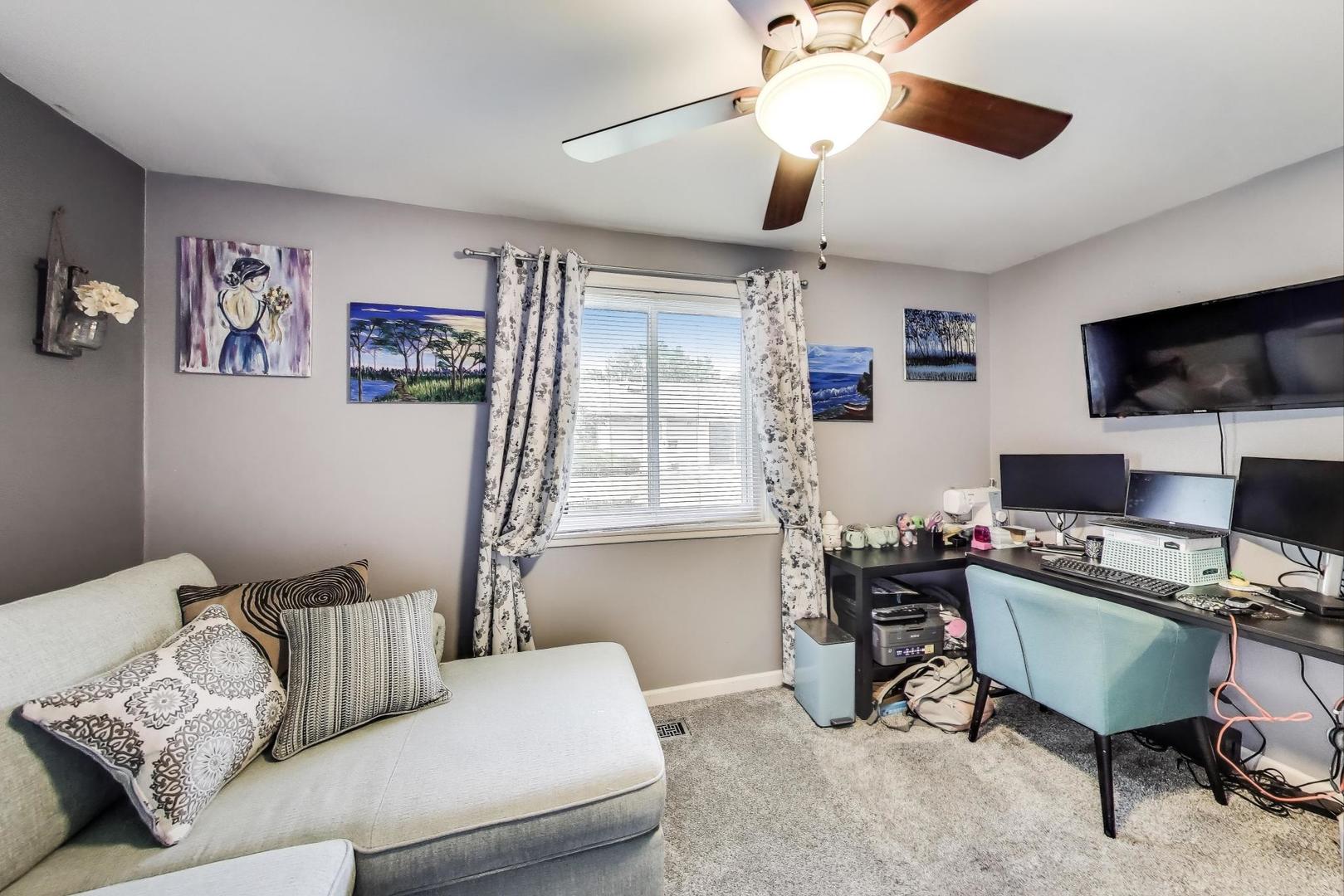 1042 Quanset Court, Schaumburg, IL 60194