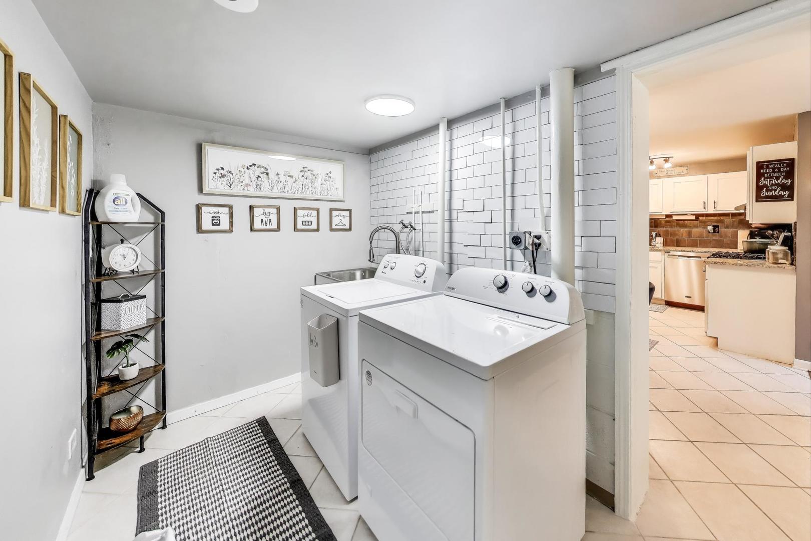 1042 Quanset Court, Schaumburg, IL 60194