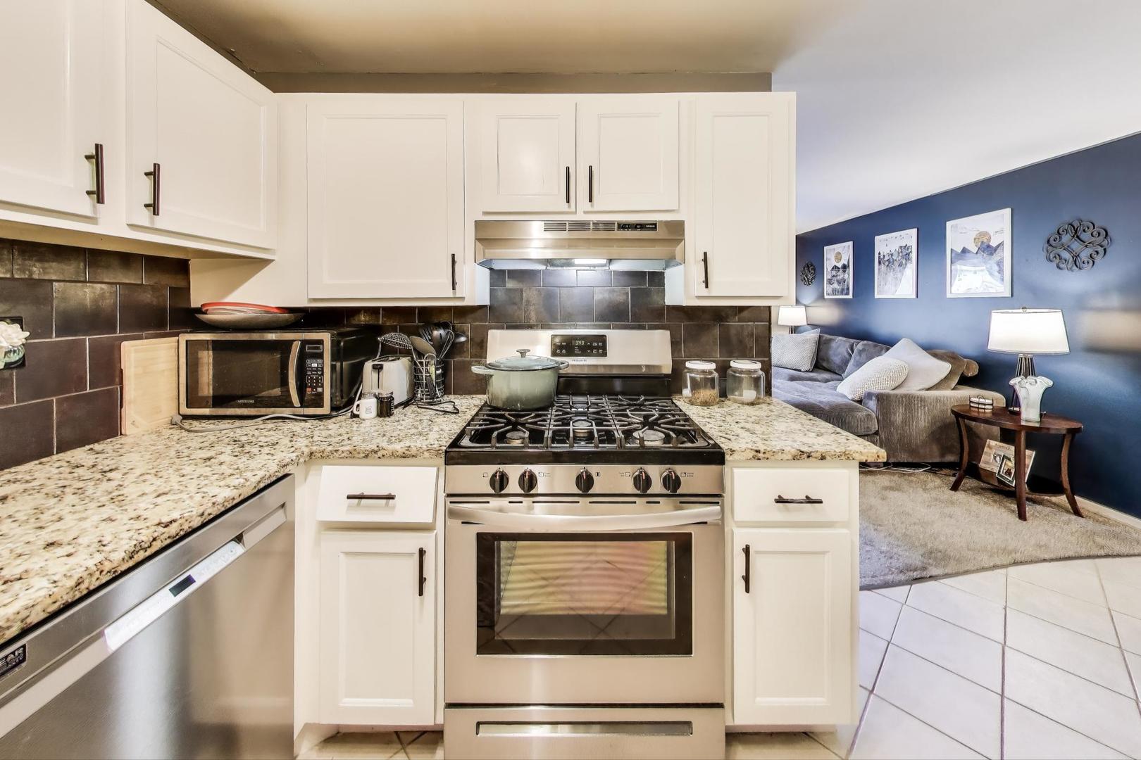1042 Quanset Court, Schaumburg, IL 60194