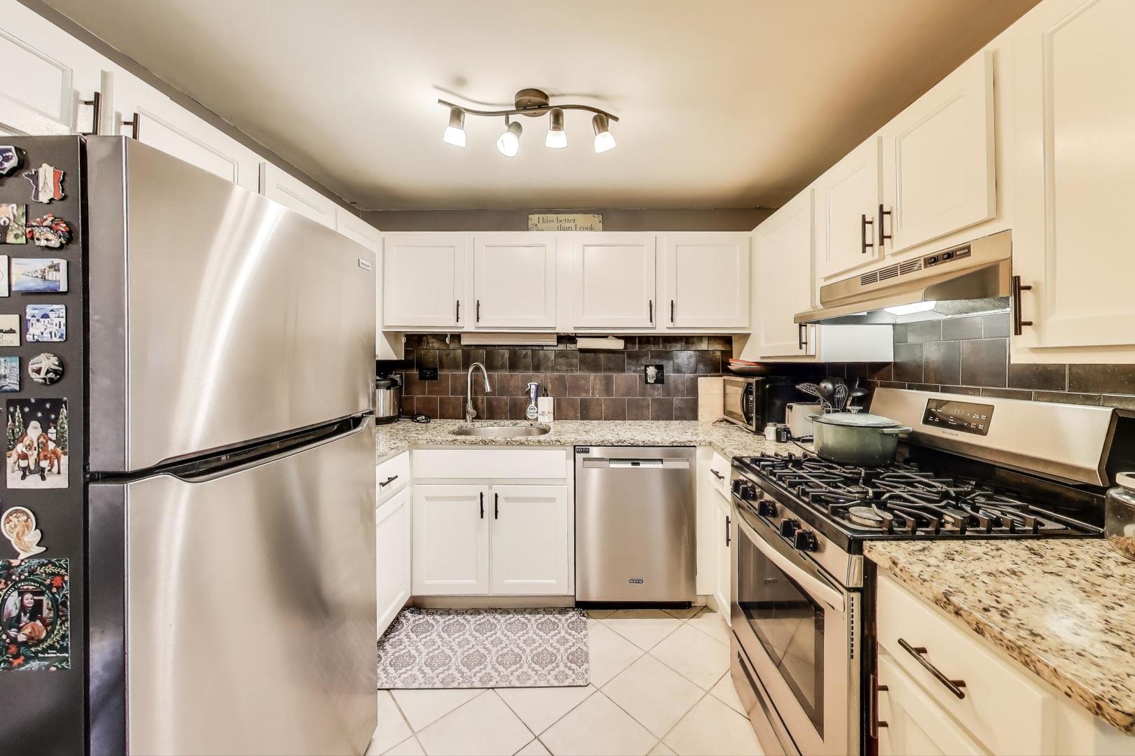 1042 Quanset Court, Schaumburg, IL 60194