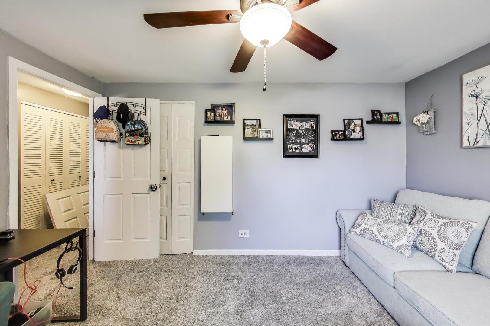 1042 Quanset Court, Schaumburg, IL 60194