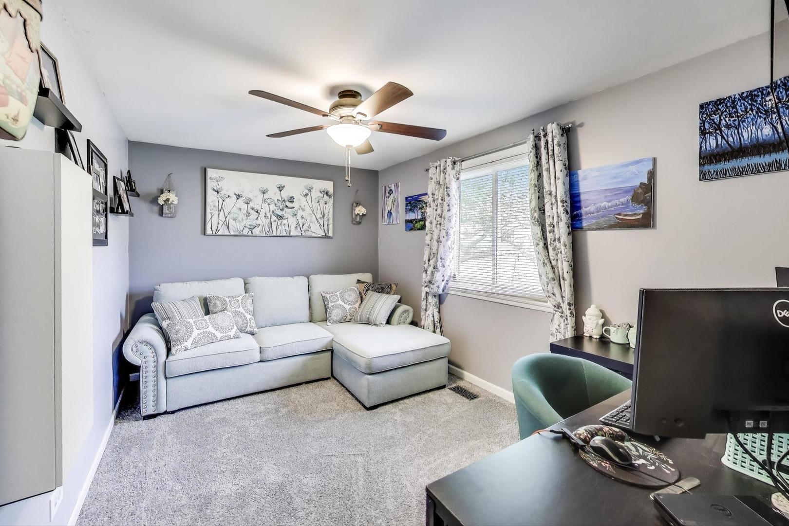 1042 Quanset Court, Schaumburg, IL 60194