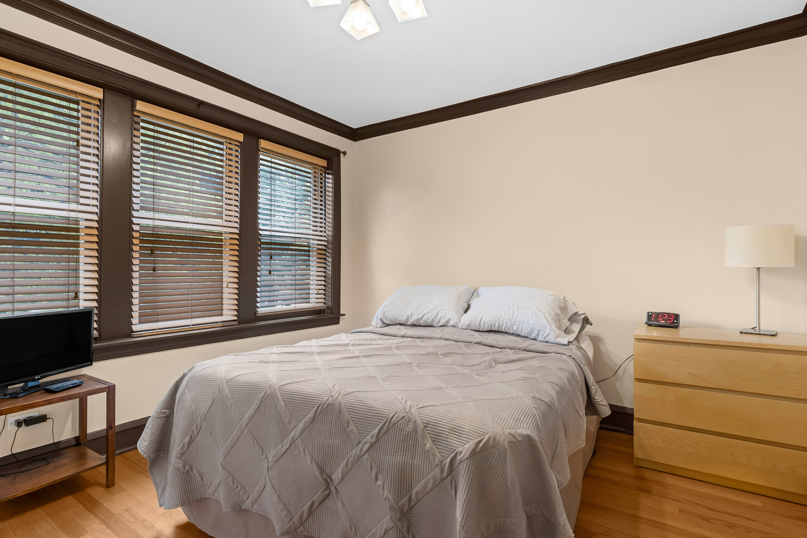 5609 N Mango Avenue #1W, Chicago, IL 60646