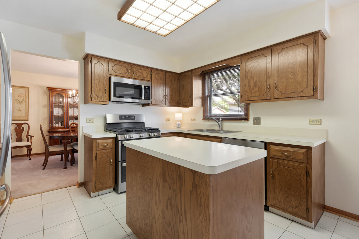 588 Montego Drive, Elk Grove Village, IL 60007