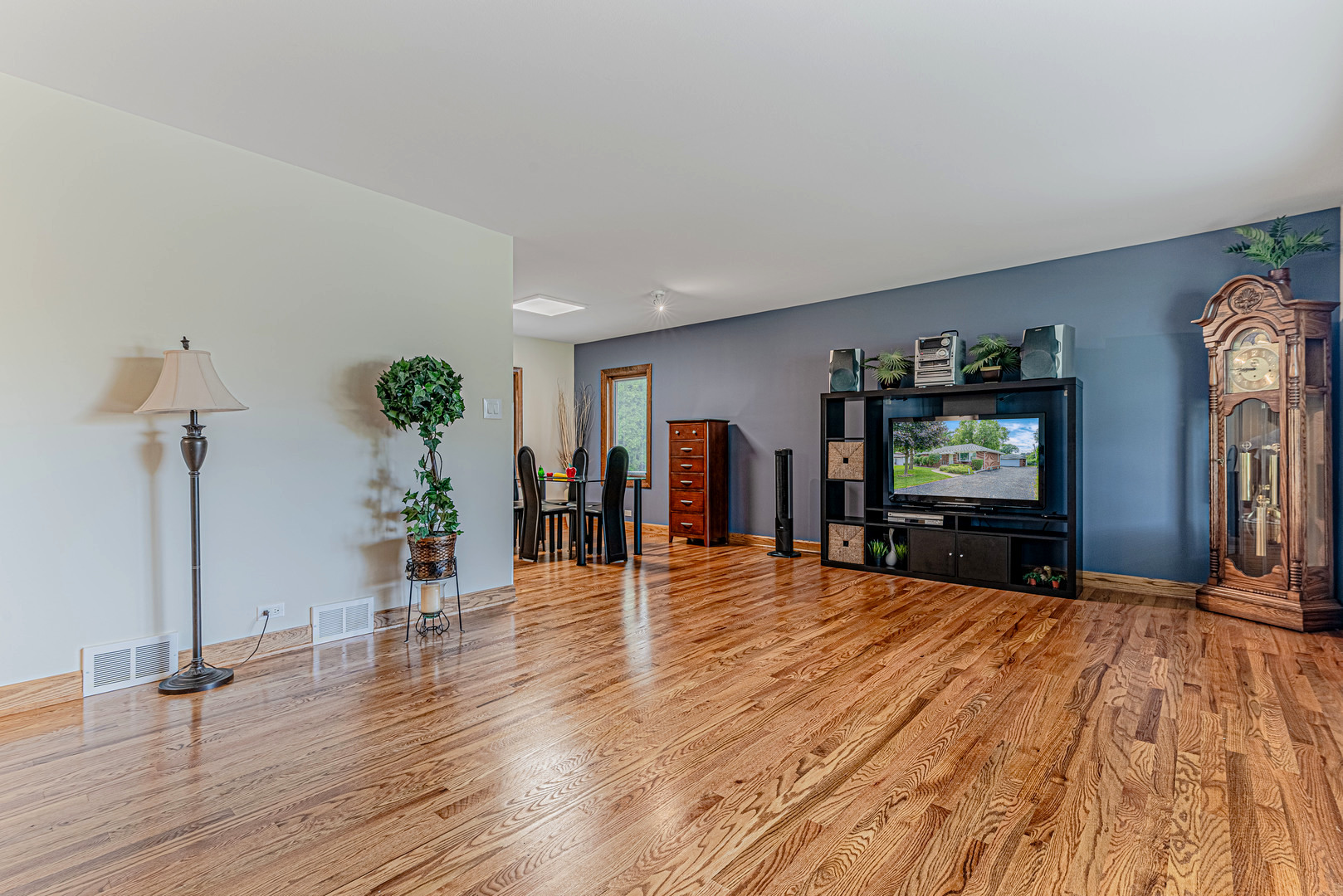 711 Sunnyside Road, Roselle, IL 60172