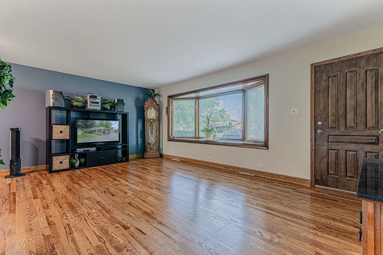 711 Sunnyside Road, Roselle, IL 60172