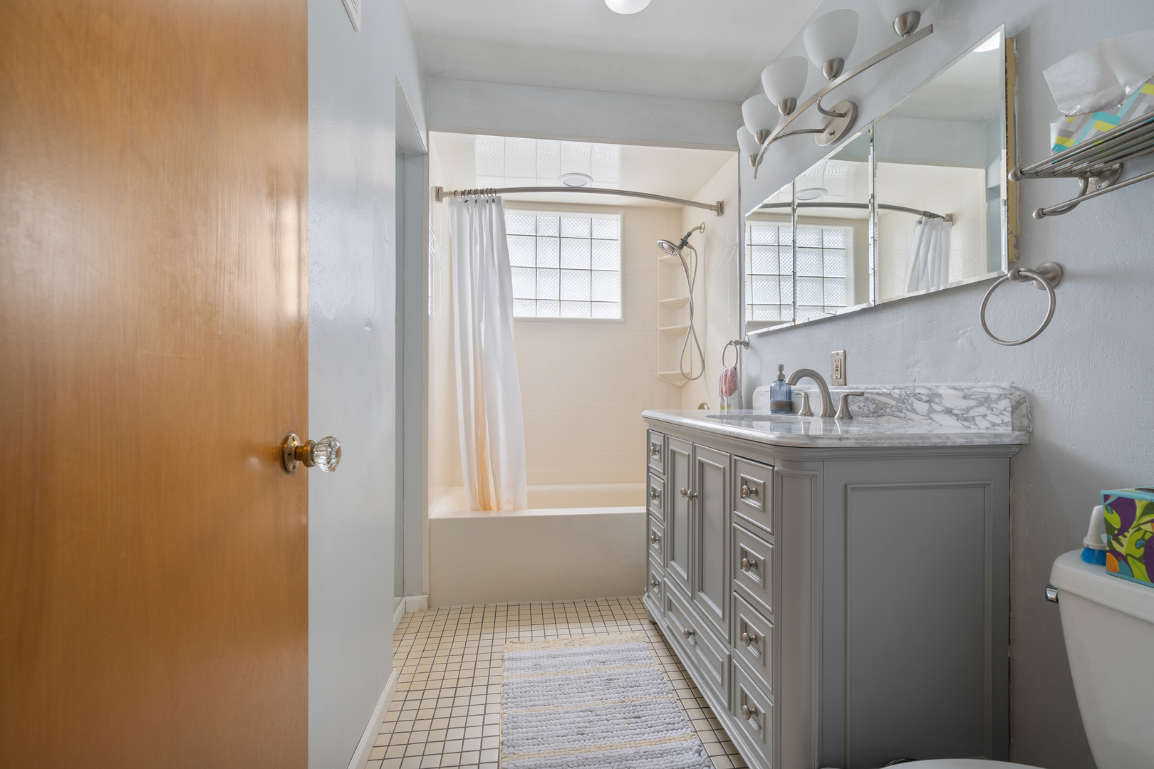 7323 N Damen Avenue, Chicago, IL 60645