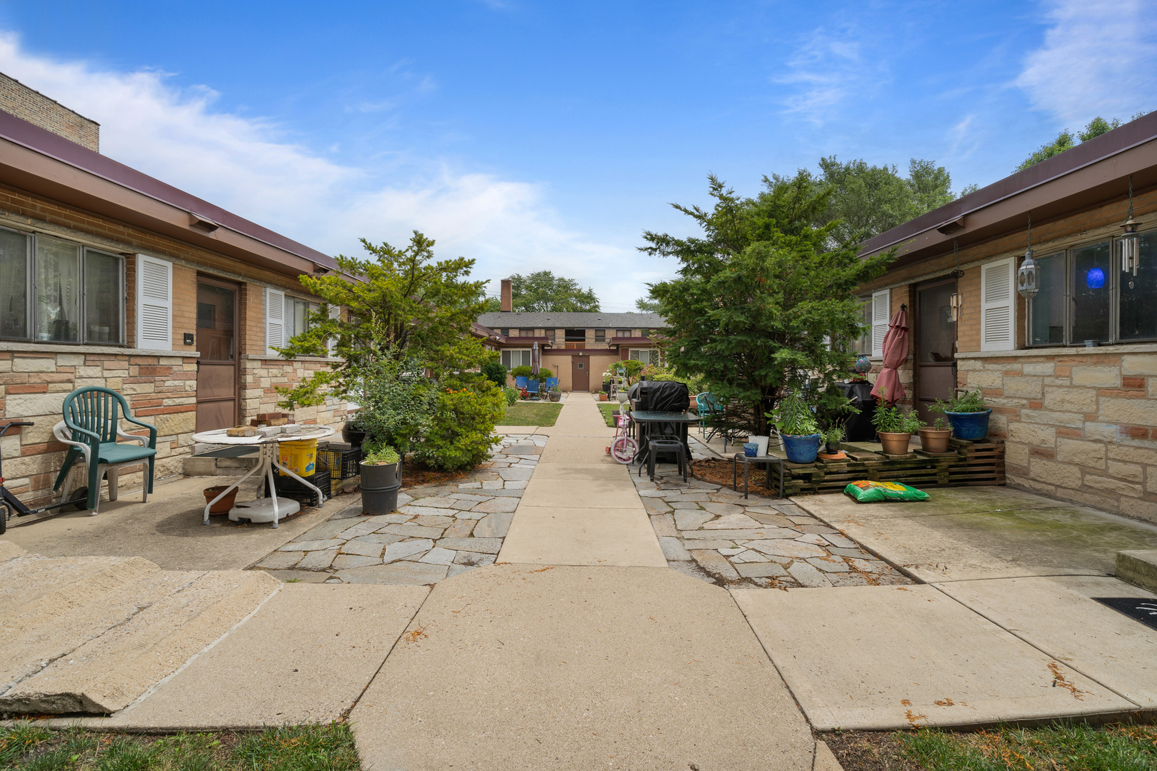 7323 N Damen Avenue, Chicago, IL 60645