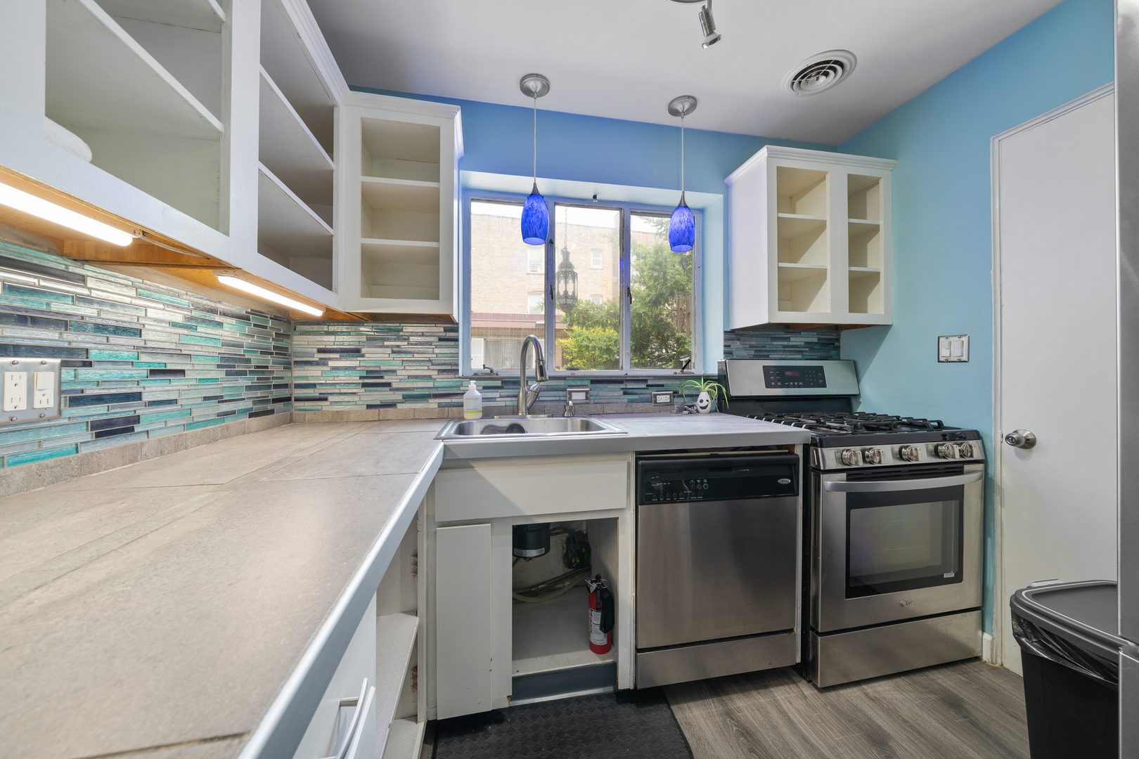 7323 N Damen Avenue, Chicago, IL 60645