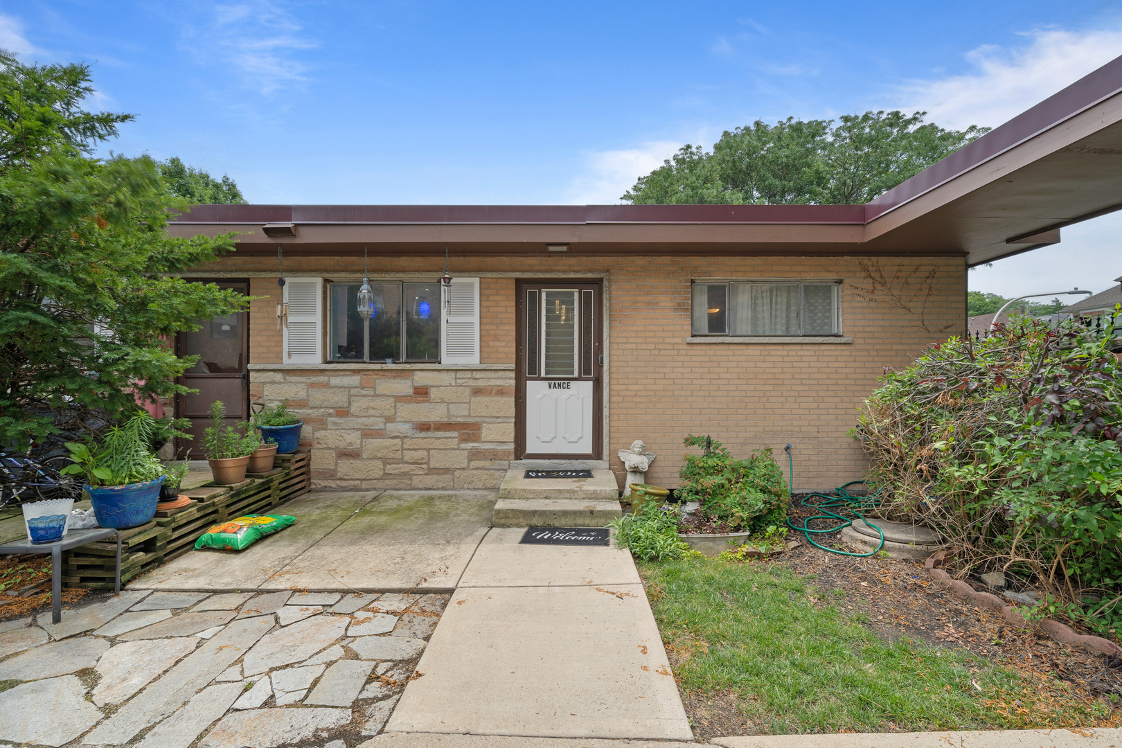 7323 N Damen Avenue, Chicago, IL 60645