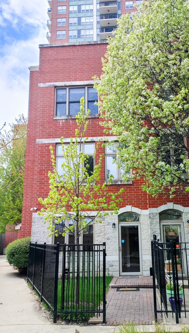 331 E 17th Street, Chicago, IL 60616