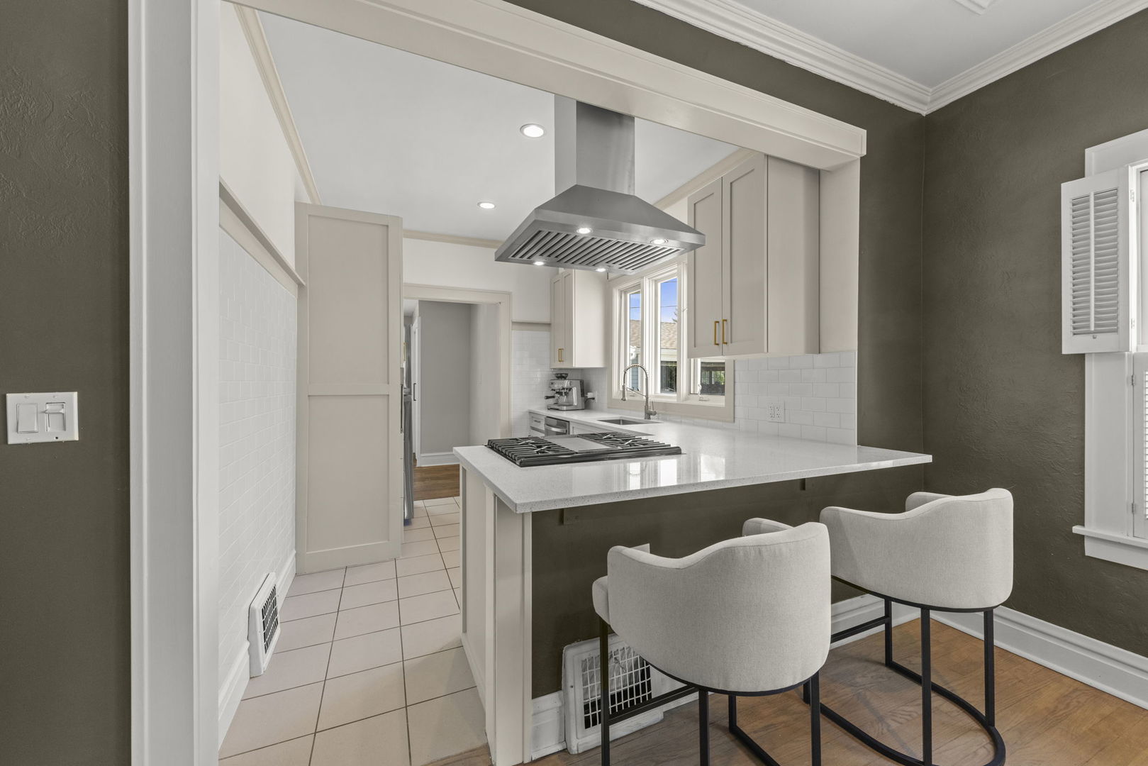 945 Summit Street, Downers Grove, IL 60515