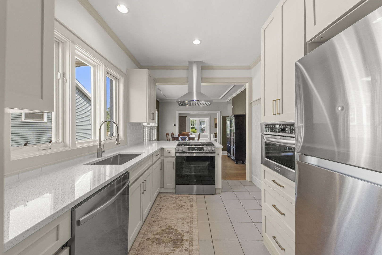945 Summit Street, Downers Grove, IL 60515